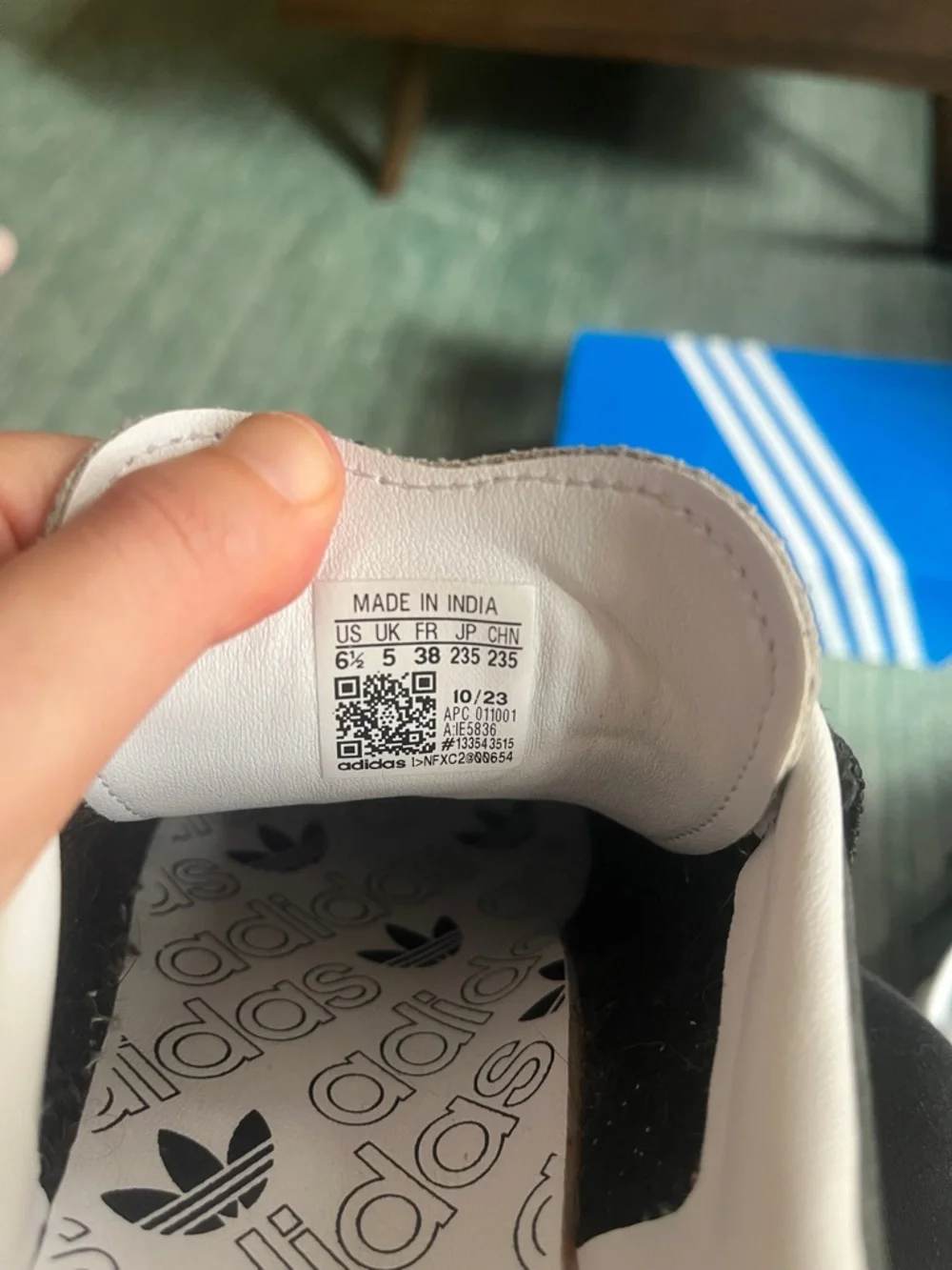 Adidas Sambas in black and cream with cream toe - size 6.5 - Picture 6 of 8